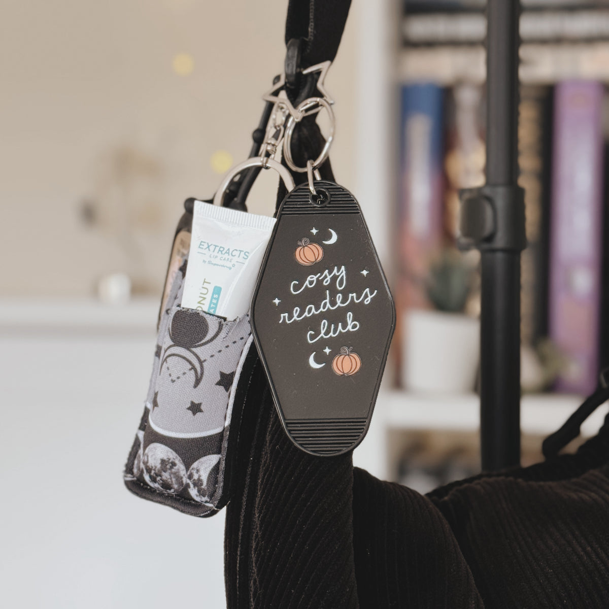 Cosy Readers Club - Motel Keychain